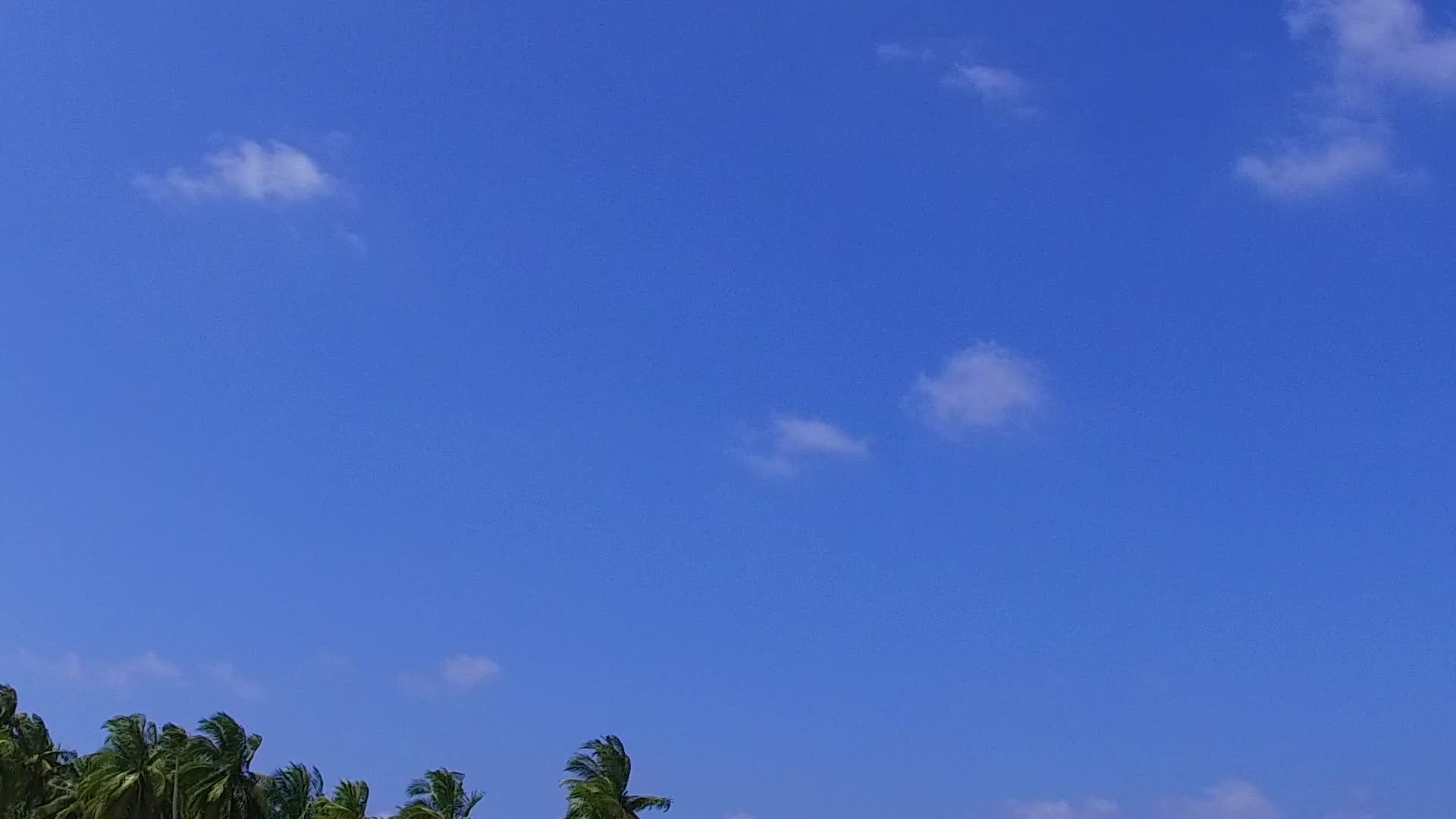 复制沙洲附近的白沙背景蓝水休闲旅游海滩航行的空间纹理视频的预览图