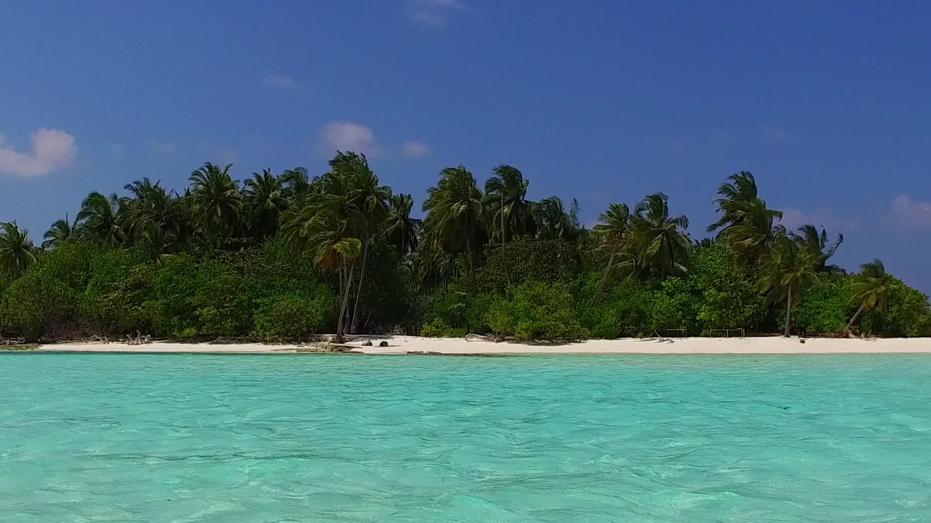 沿着蓝水和白沙的背景在珊瑚礁附近航行视频的预览图