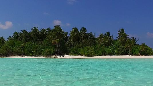 沿着蓝水和白沙的背景在珊瑚礁附近航行视频的预览图