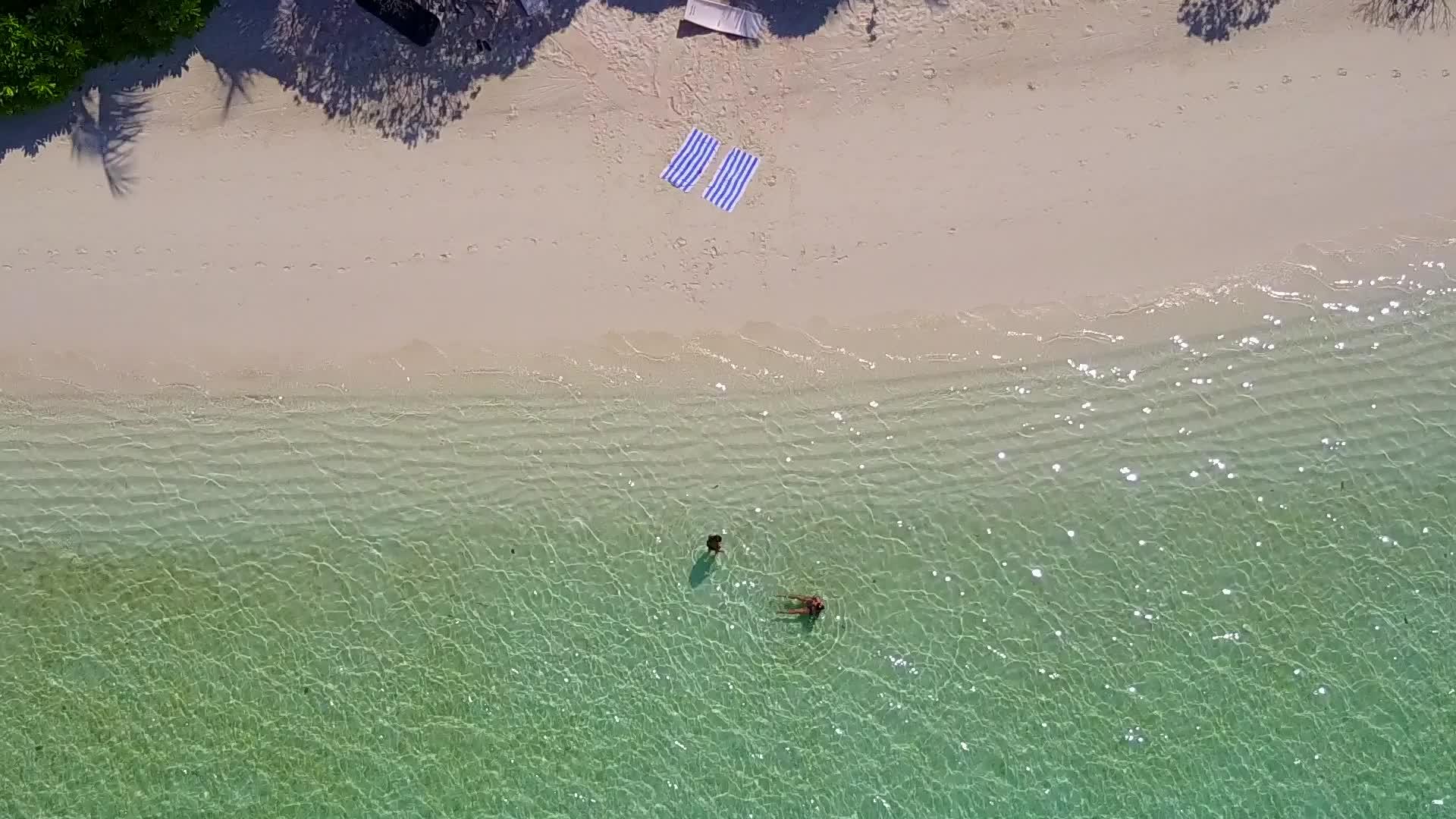 日出后以蓝海和白色海滩为背景的天堂湾海滩历险视频的预览图