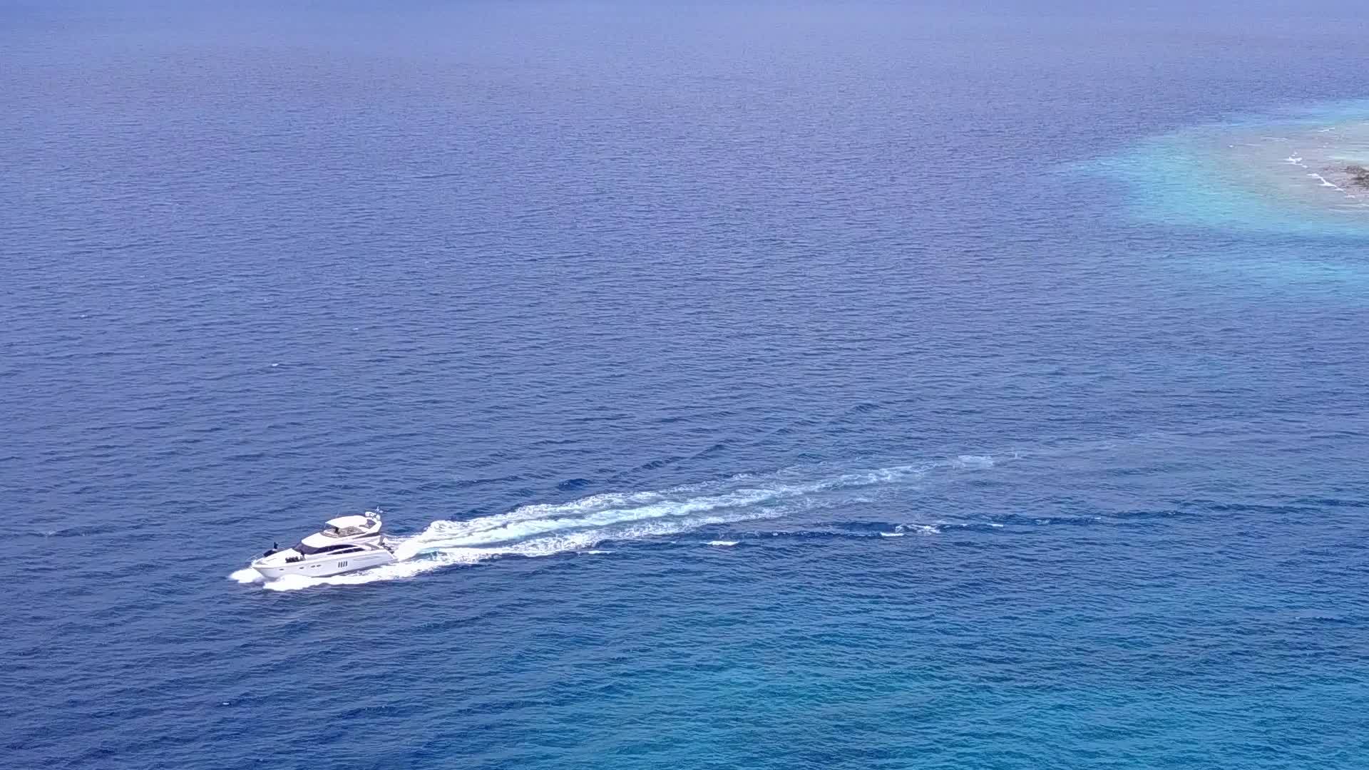 旅游海滩位于珊瑚礁附近的浅海和白沙背景下视频的预览图