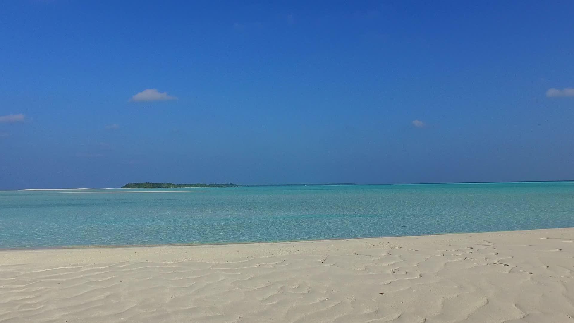 海洋环礁湖海滩在浅海和冲浪附近的浅沙背景下航行视频的预览图