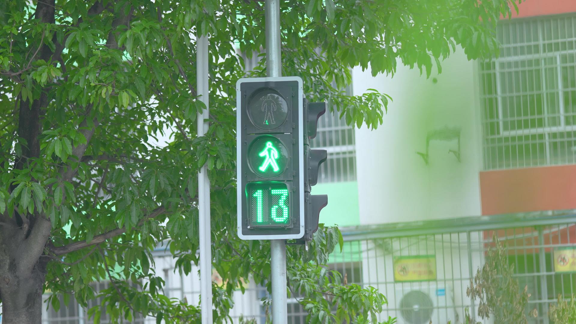 城市交通红绿灯信号灯4k实拍视频的预览图