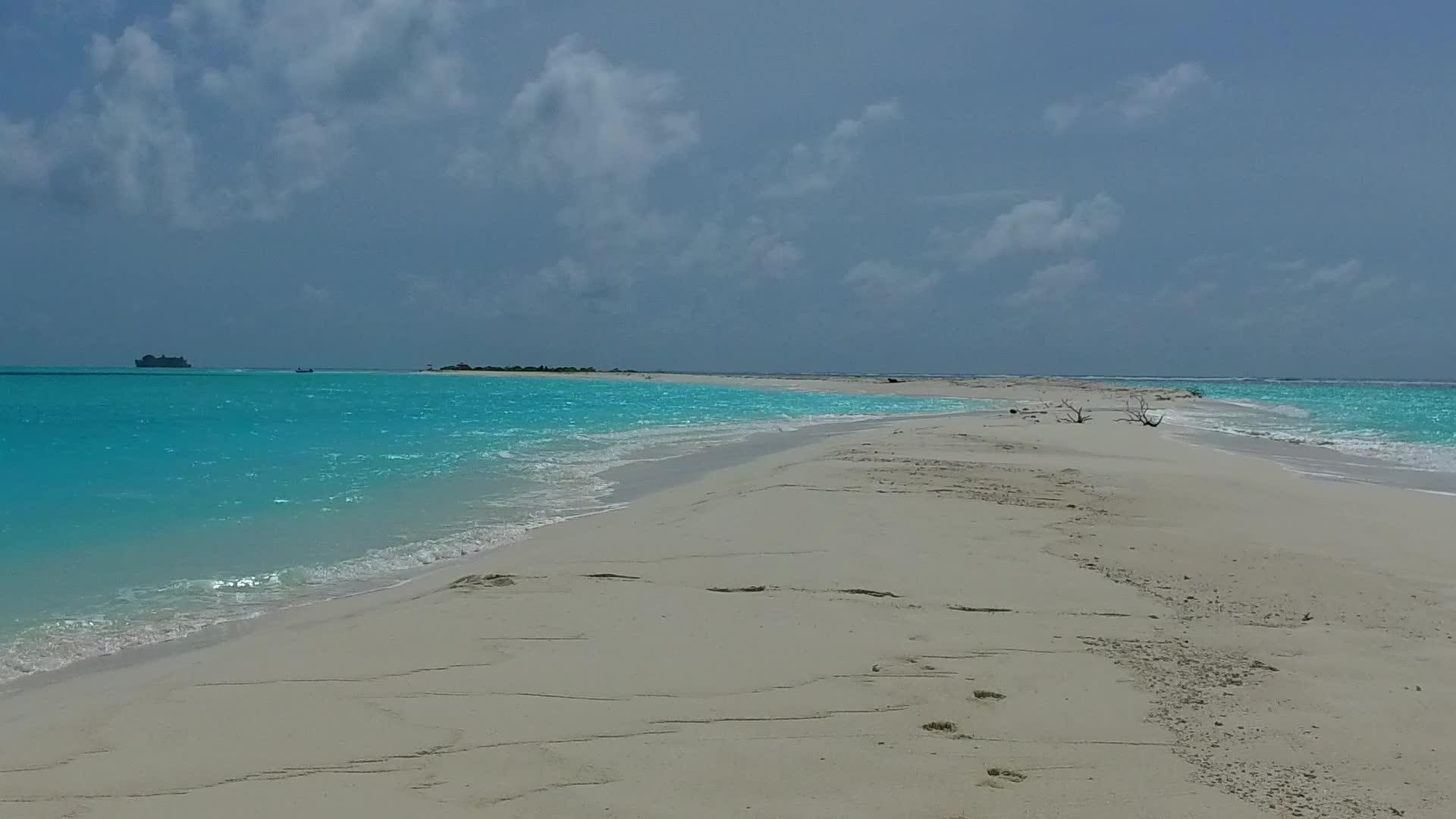 美丽的岛屿海滩生活以蓝色的水和沙滩附近的白色沙滩为背景视频的预览图