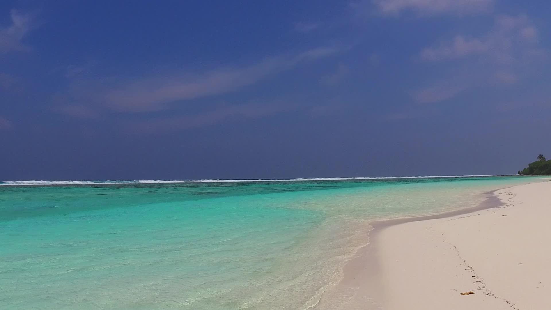 在蓝水和日落前清洁海滩的背景打破了天堂海滩的夏季质感视频的预览图