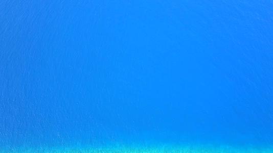 沙洲附近的蓝色泻湖蓝色泻湖异国情调的海景海滩野生动物视频的预览图