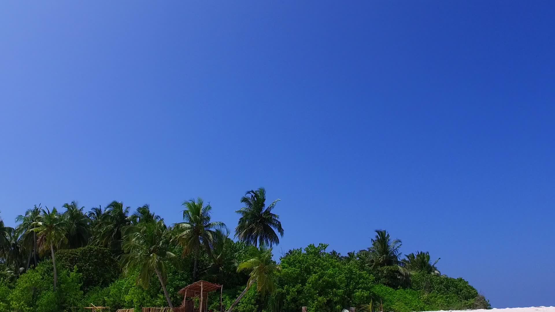 在蓝绿色的水和沙巴附近的白色沙滩背景下白色的沙子被用作食道环礁湖视频的预览图