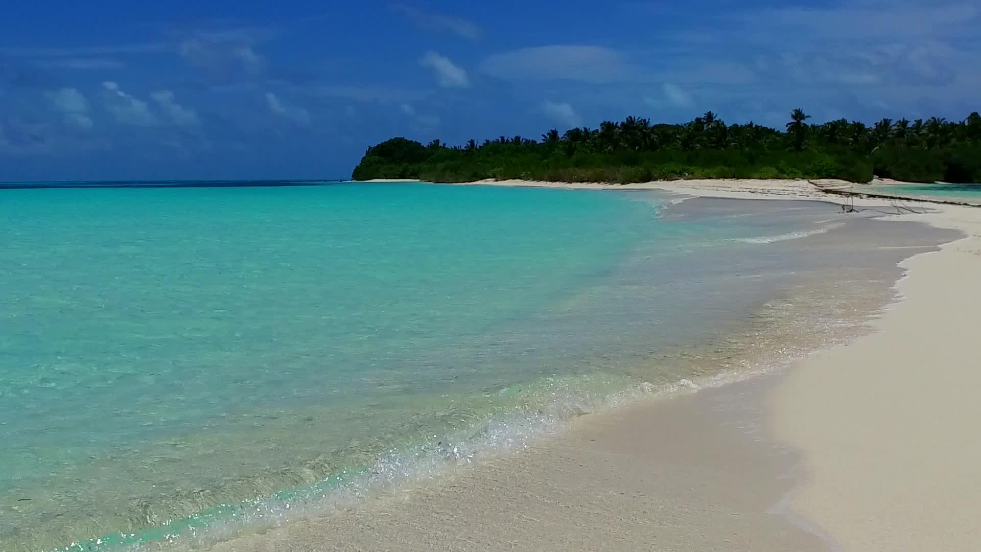 靠近海浪的绿松石泻湖和白沙背景视频的预览图