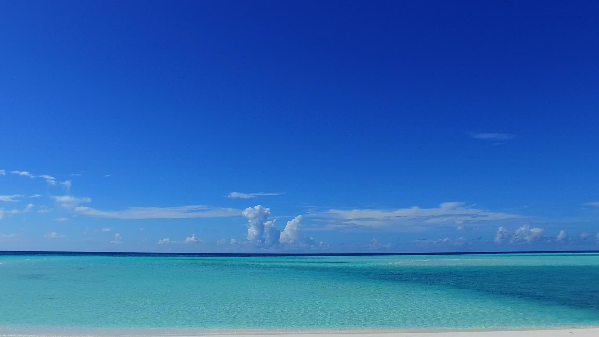海滩附近的蓝色水和白色沙滩背景的白色沙滩底部的蓝色水夏季潮湿的海岸线海滩海滩海滩视频的预览图