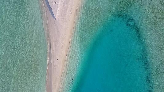日出后阳光明媚的宁静岛屿海滩变成了蓝绿色的大海和白色的海滩视频的预览图