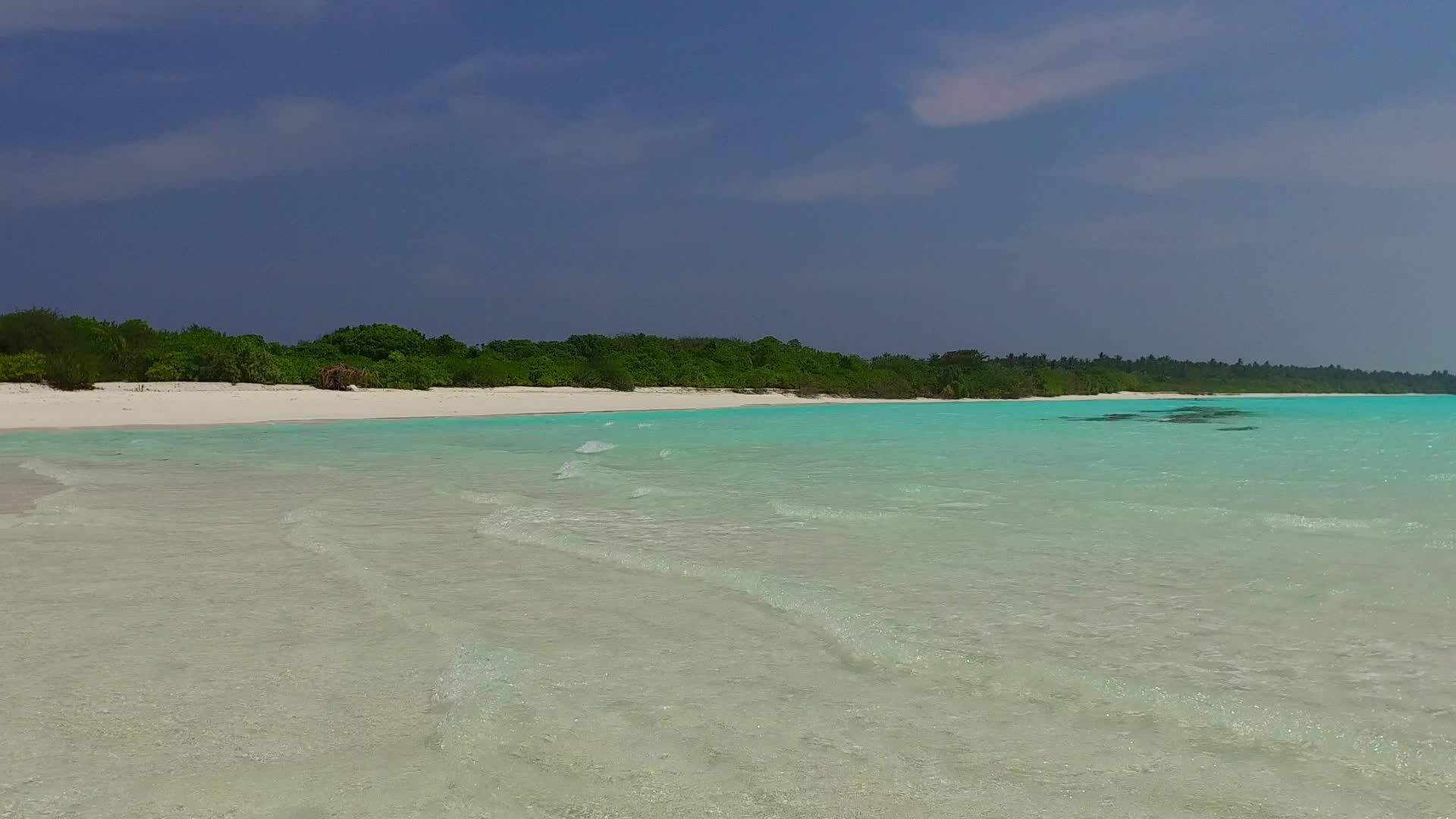 在度假胜地附近的蓝色海滩和白色海滩的背景下浪漫地旅行视频的预览图