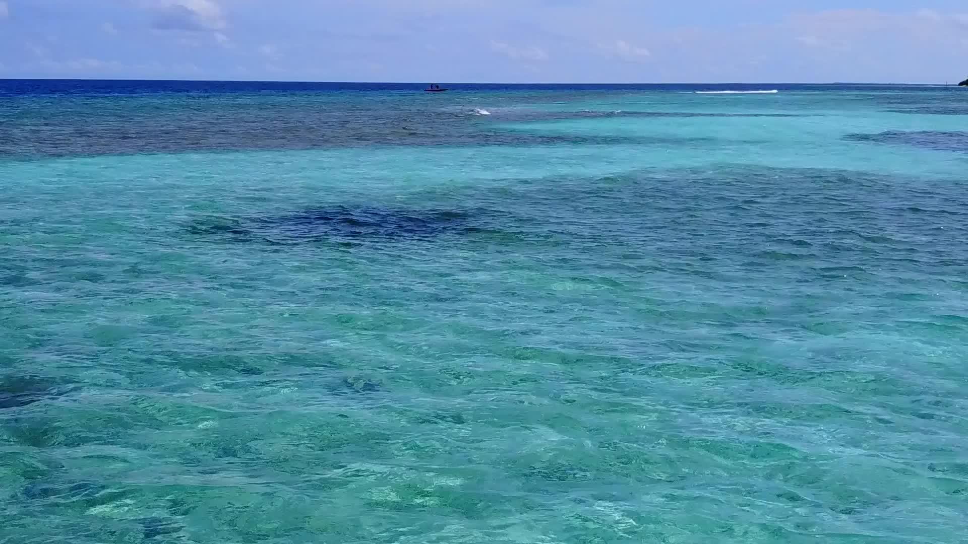 阳光明媚的奇特旅游景象抽象在松绿环礁湖和海浪附近视频的预览图
