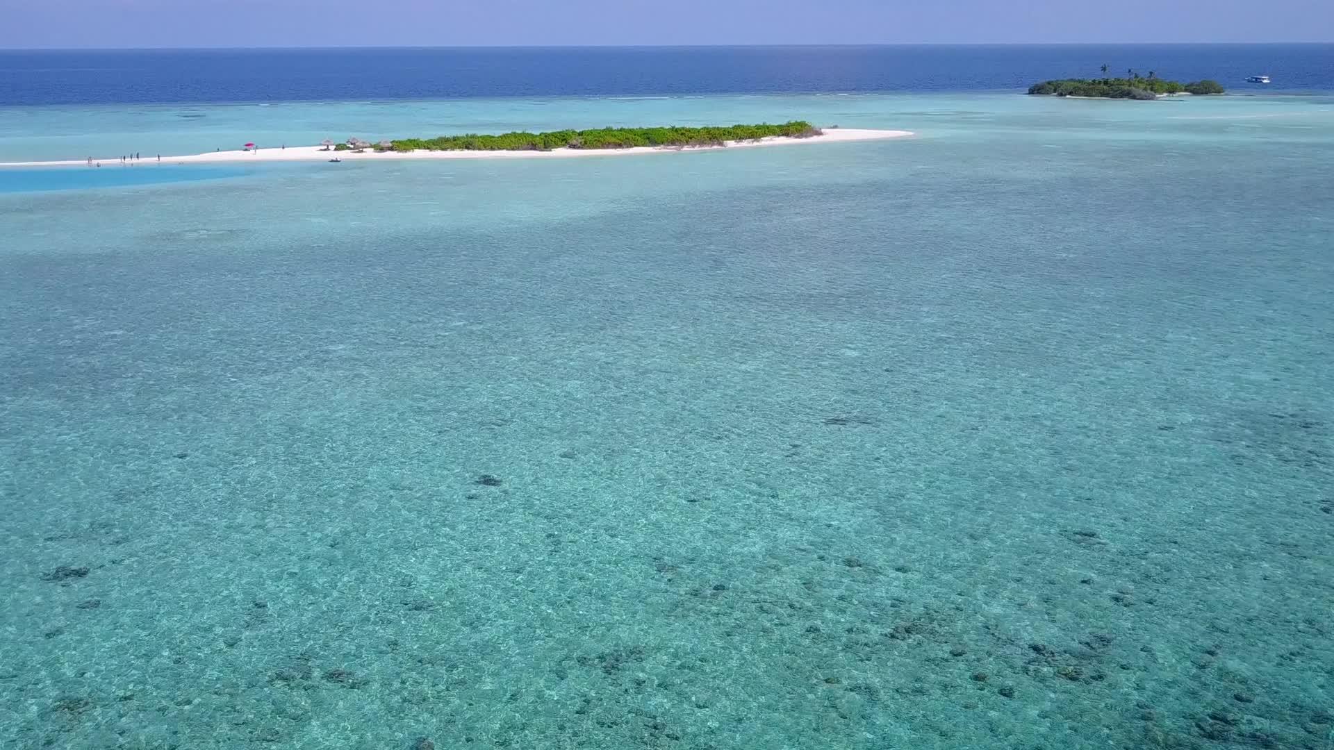 冲浪附近有明亮的沙子背景蓝色的绿色水美丽的海岸线广角海滩之旅视频的预览图