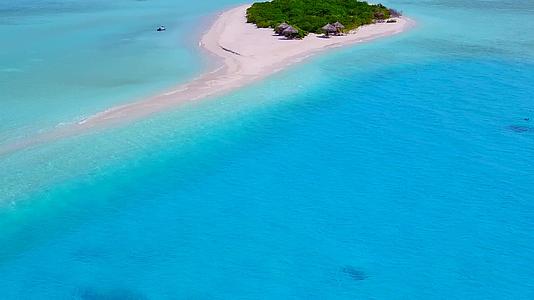 水蓝环礁湖和阳光下白色沙滩背景下的海滨探险场景视频的预览图