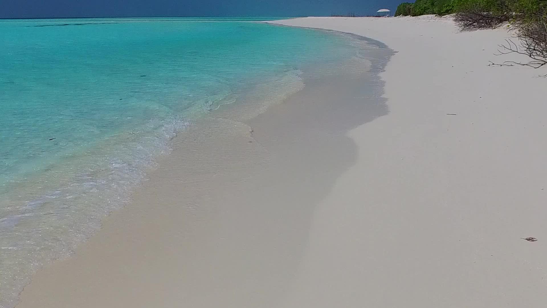 沙洲附近有蓝色泻湖热带旅游海滩生活方式白沙背景视频的预览图