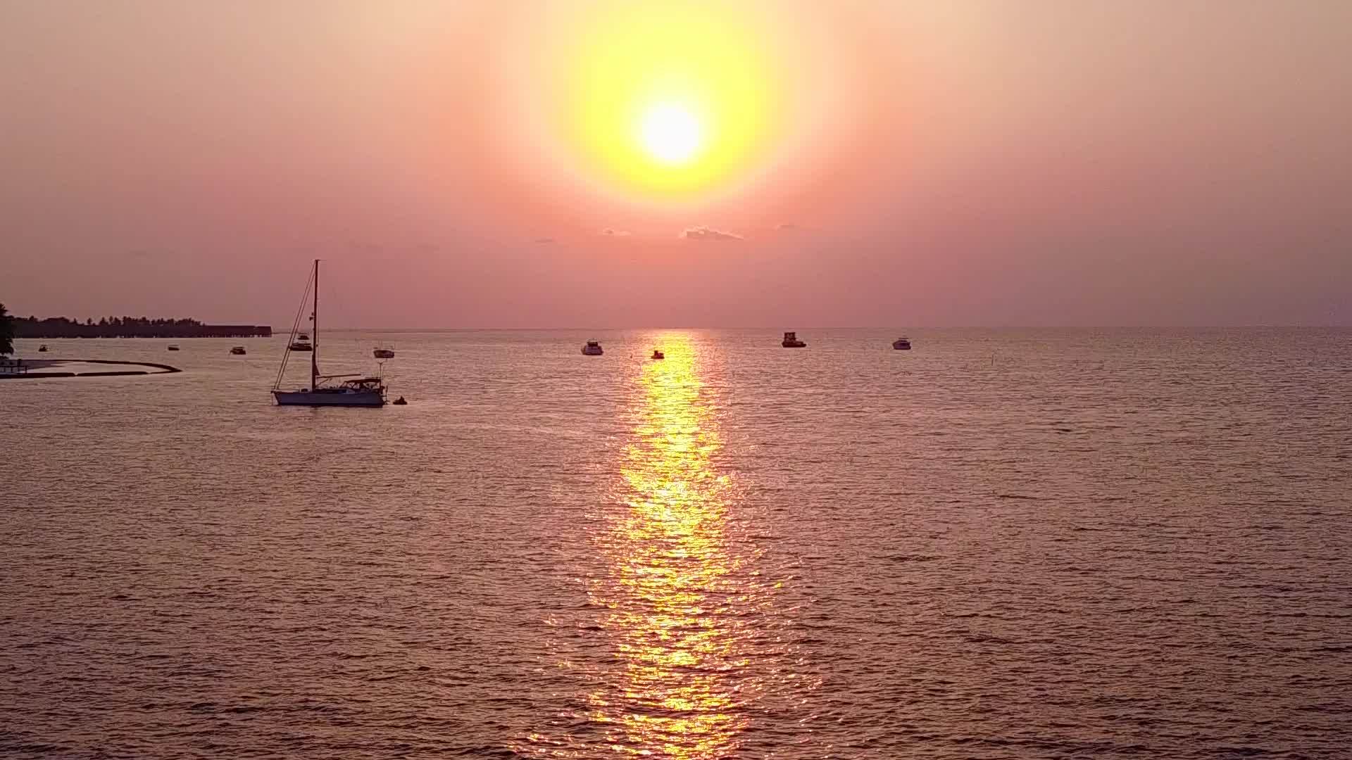日出后的白沙背景蓝海豪华度假村海滩日间旅游视频的预览图