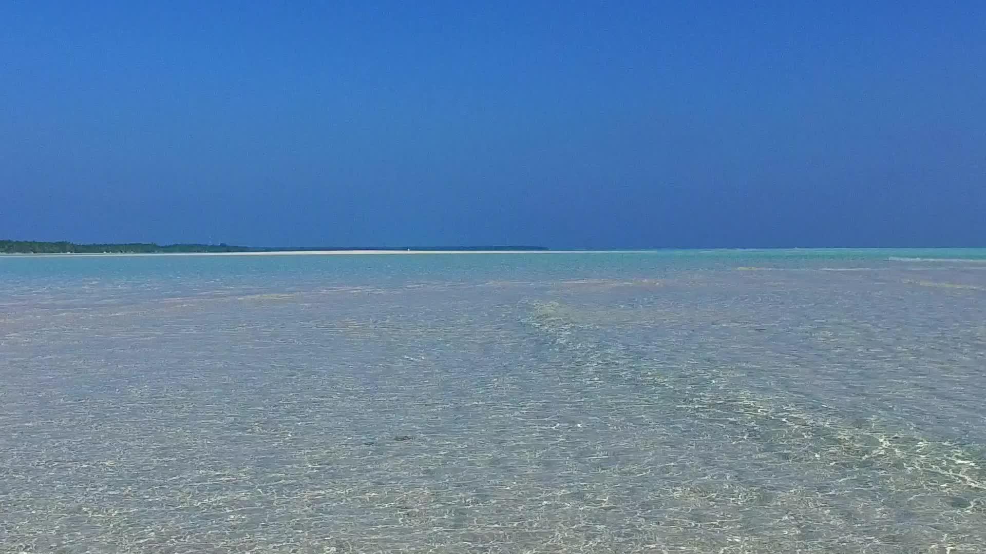 沙洲附近白沙背景浅海豪华度假村海滩度假区温暖全景视频的预览图