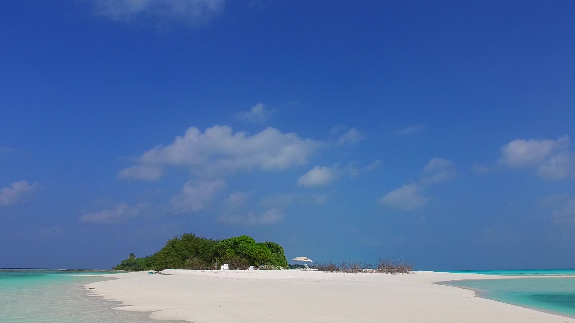 浅环礁湖位于度假胜地附近海滩背景明亮阳光明媚视频的预览图