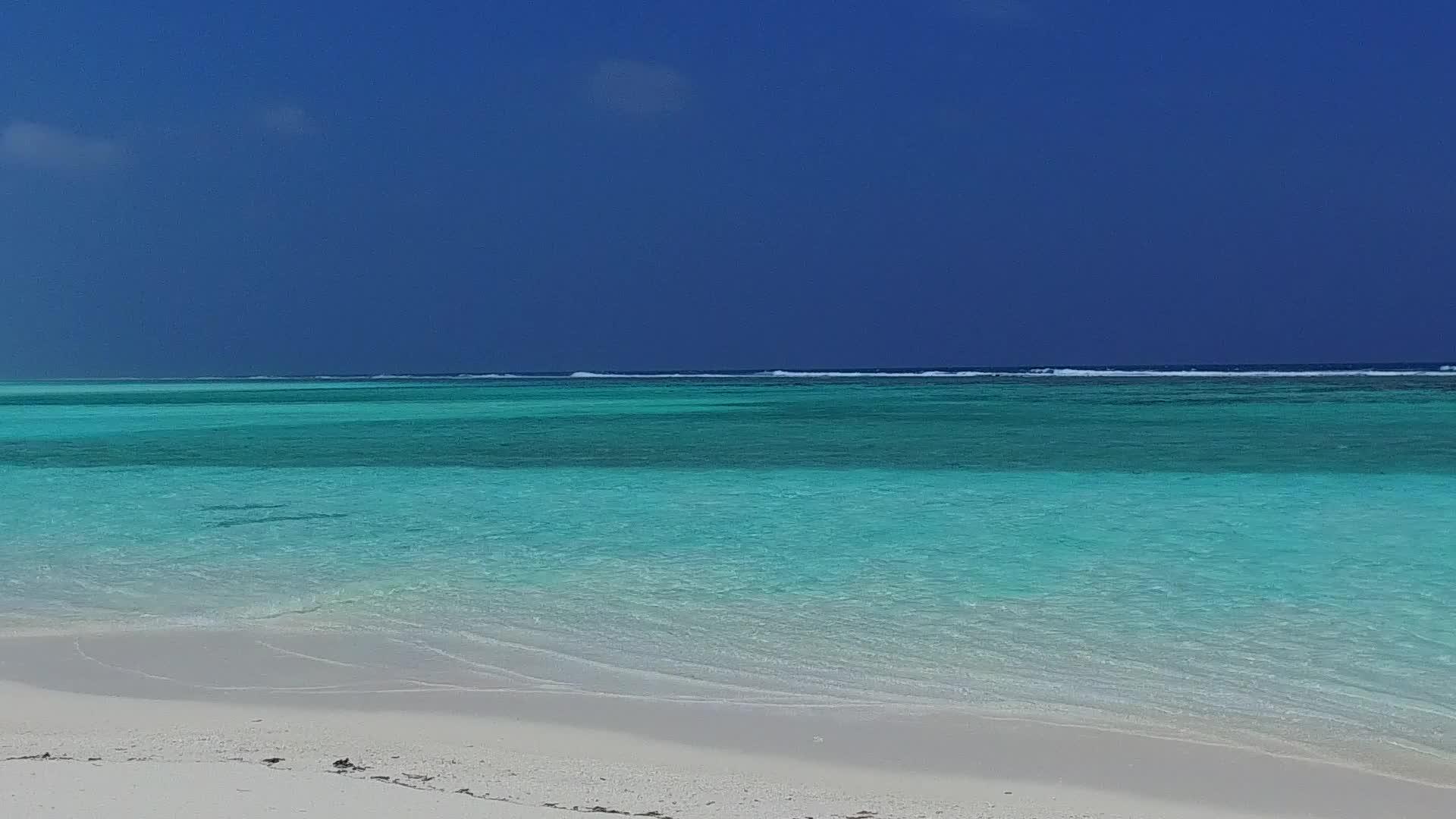 旅游胜地附近有白色海滩背景的透明水视频的预览图