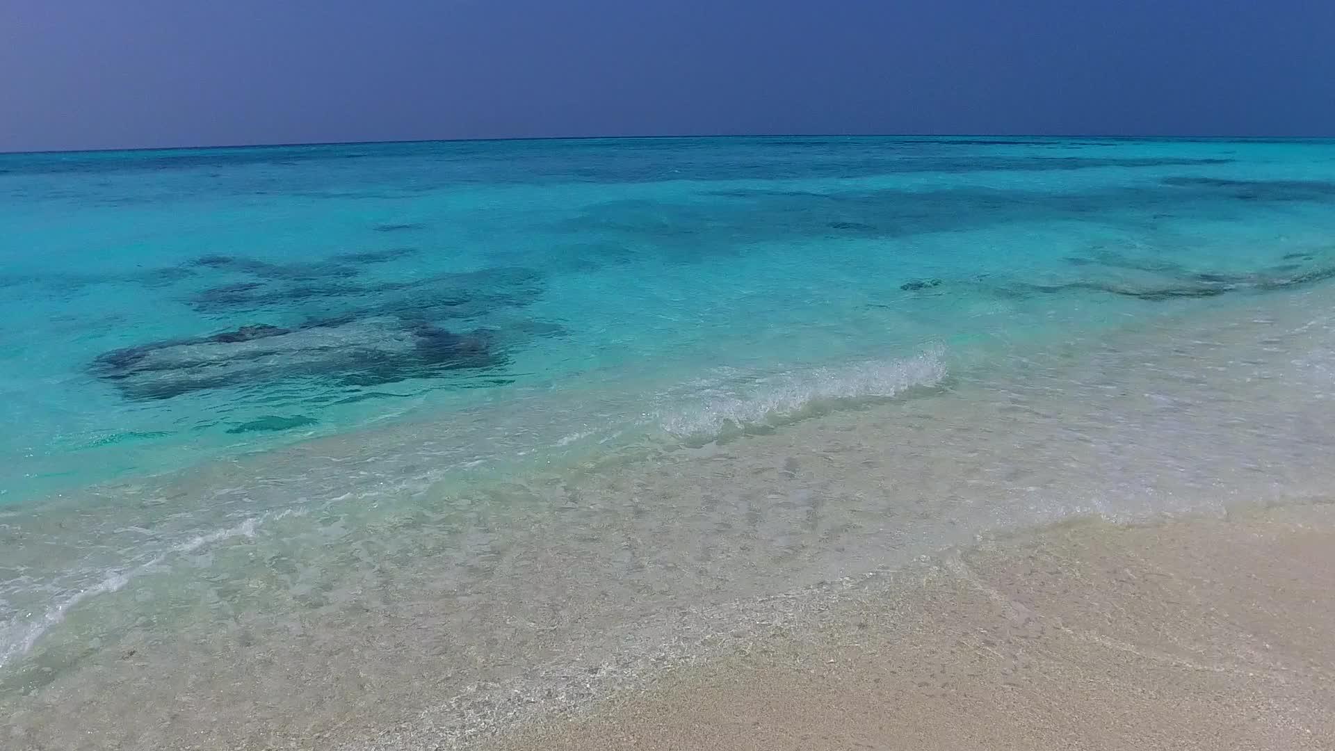 沙洲附近白沙背景透明水完美海滩度假浪漫景观视频的预览图