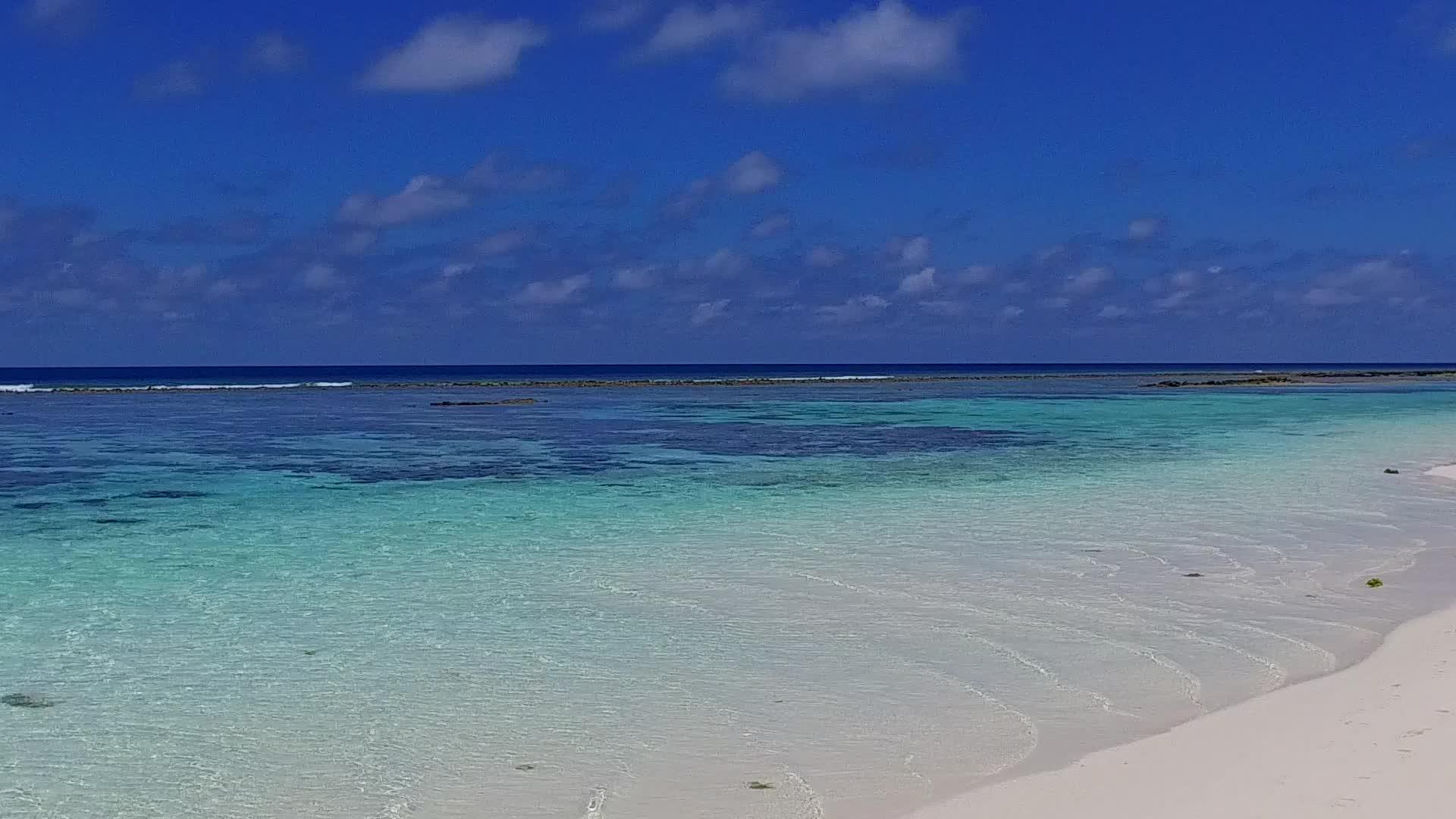 浅海田园诗般的海滩生活方式在阳光下干净的沙质背景下视频的预览图