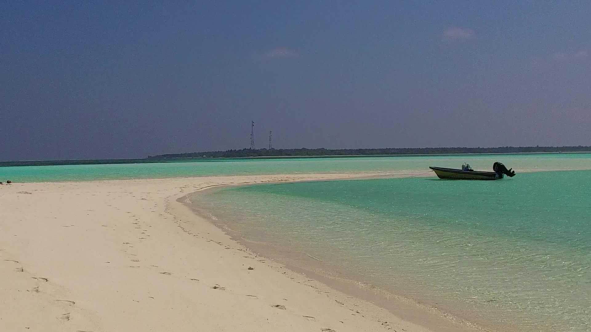 通过透明的海洋和靠近度假胜地的白色沙沙背景放松海岸视频的预览图