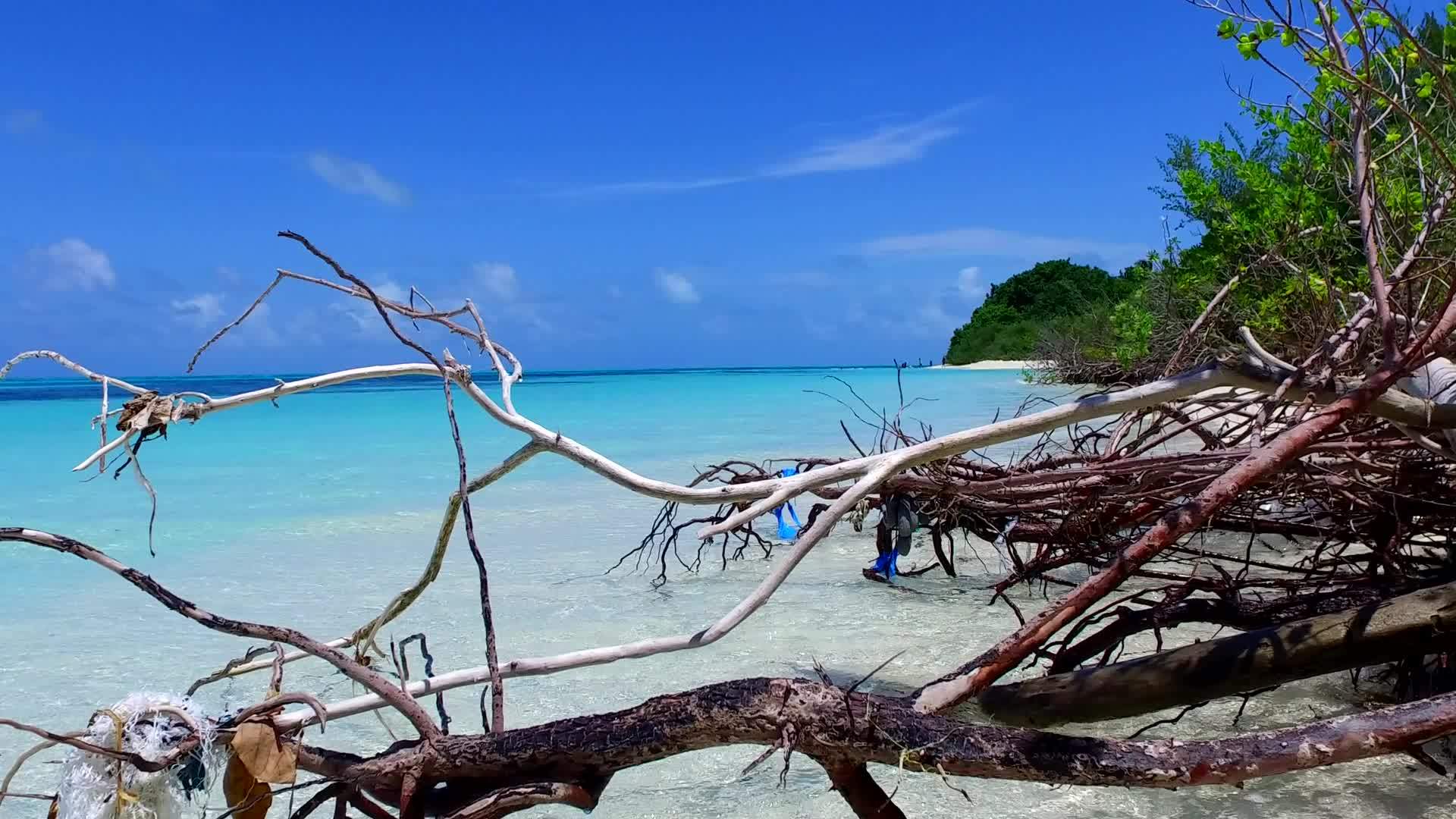 通过透明的海洋和靠近度假胜地的白色海滩背景是豪华的环礁视频的预览图