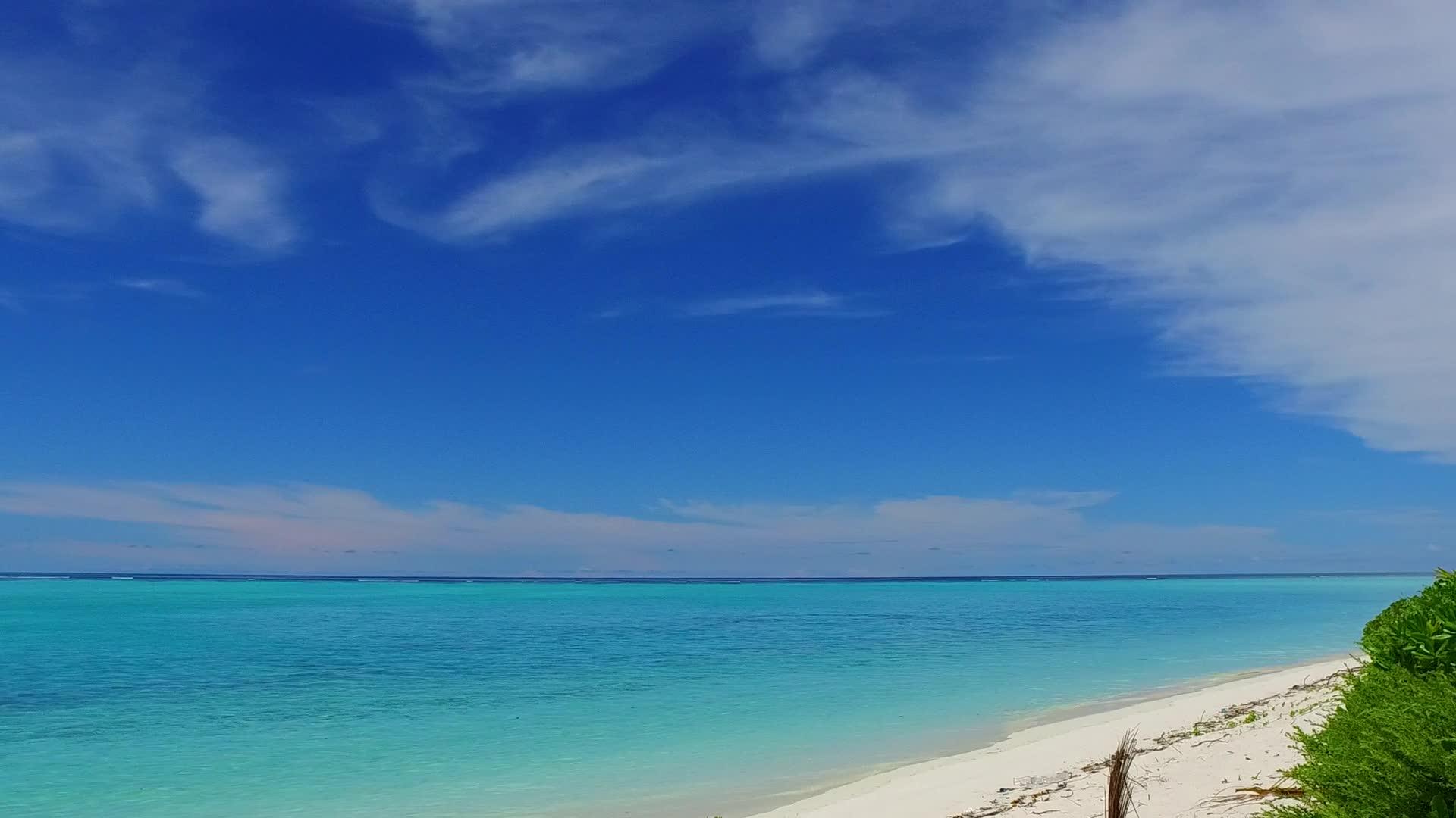 冲浪时绿松石环礁湖在海滩上冒险背景为白色沙子视频的预览图