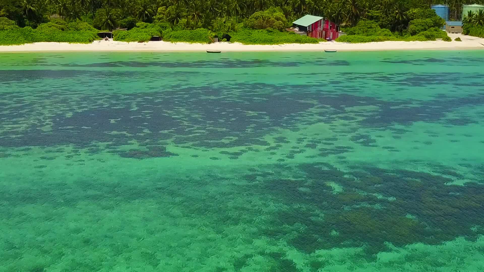阳光明媚的天空以蓝色的水和接近冲浪的白沙为背景视频的预览图