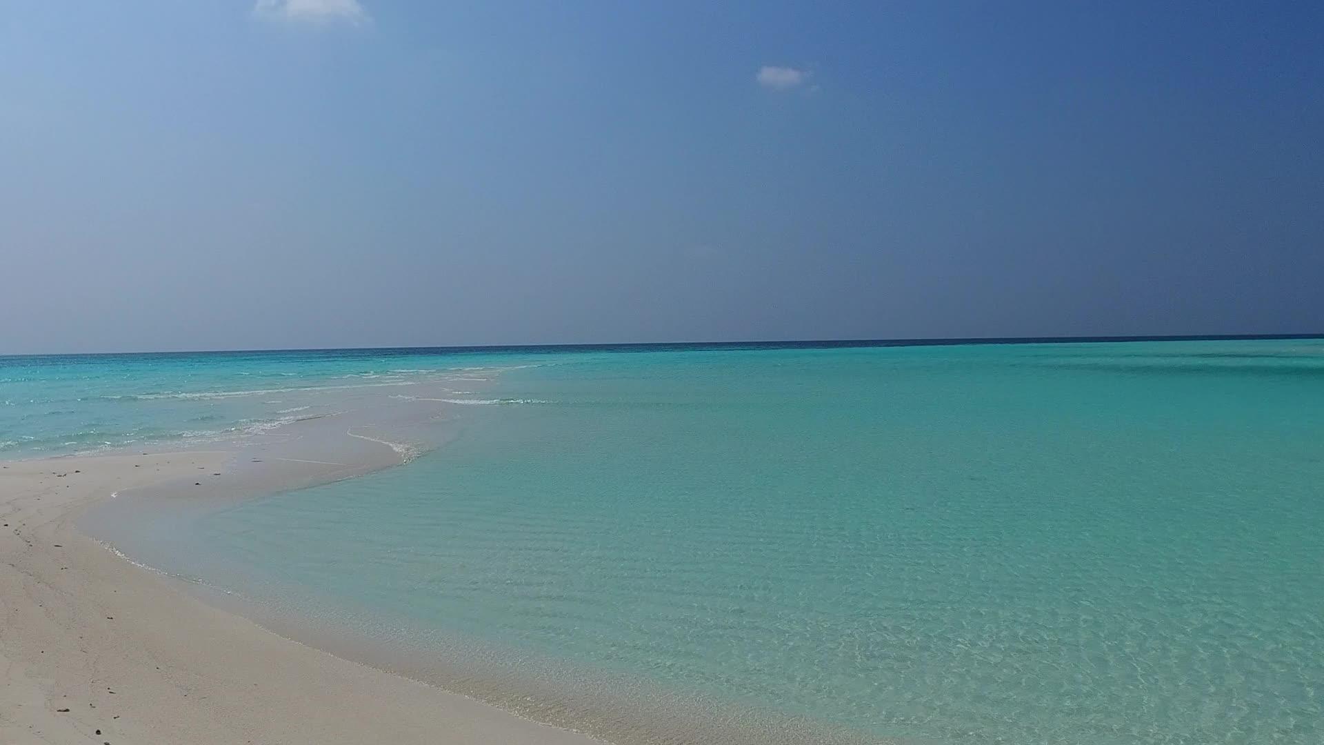 浅海和沙洲附近白沙背景下田园诗般的海岸线海滩在夏季航行视频的预览图