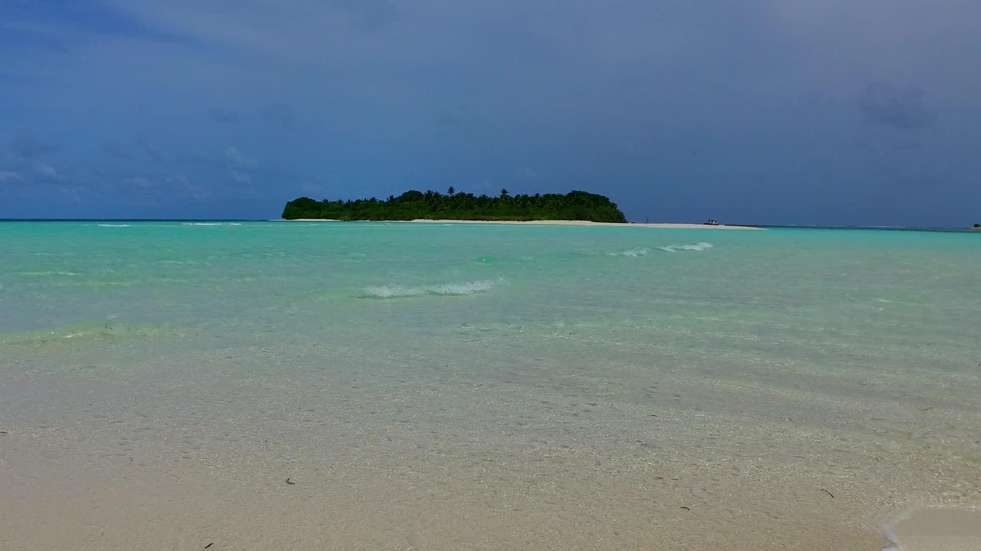 日出后蓝环礁湖和蓝环礁湖和蓝环礁湖视频的预览图