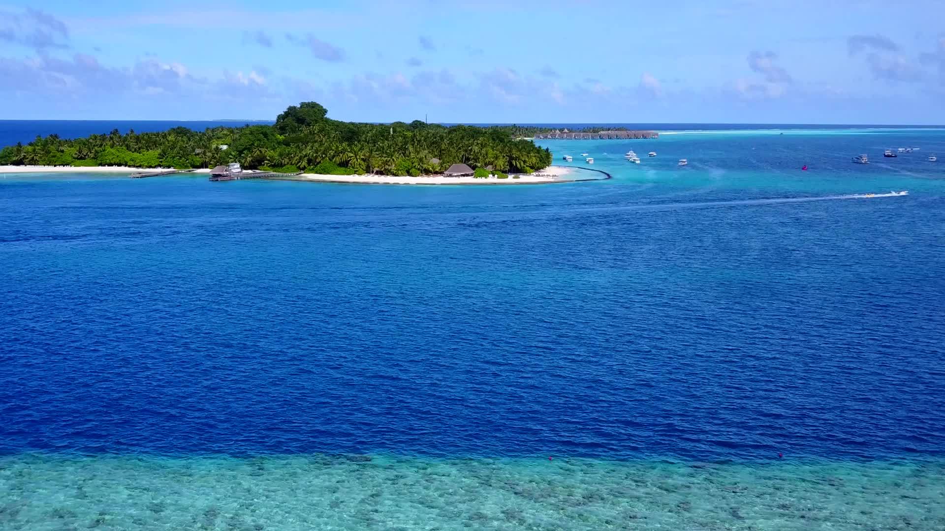 美丽岛屿海滩度假浪漫之旅在阳光下有白色沙滩背景视频的预览图