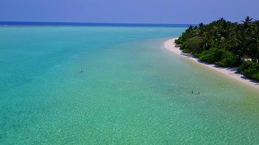 蓝海和白沙靠近礁石的背景近距离欣赏豪华度假海滩生活视频的预览图