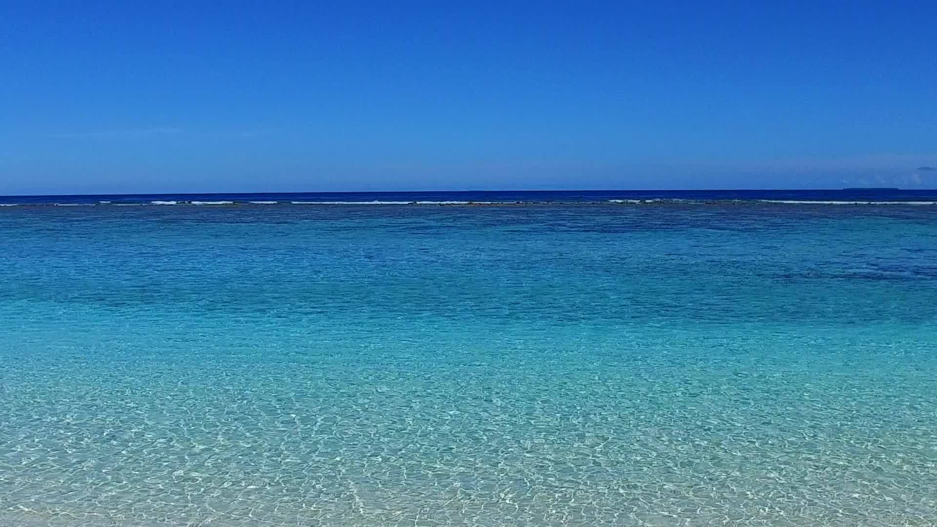 以蓝海为航程在蓝海天堂航行在沙巴附近有白色的沙子视频的预览图