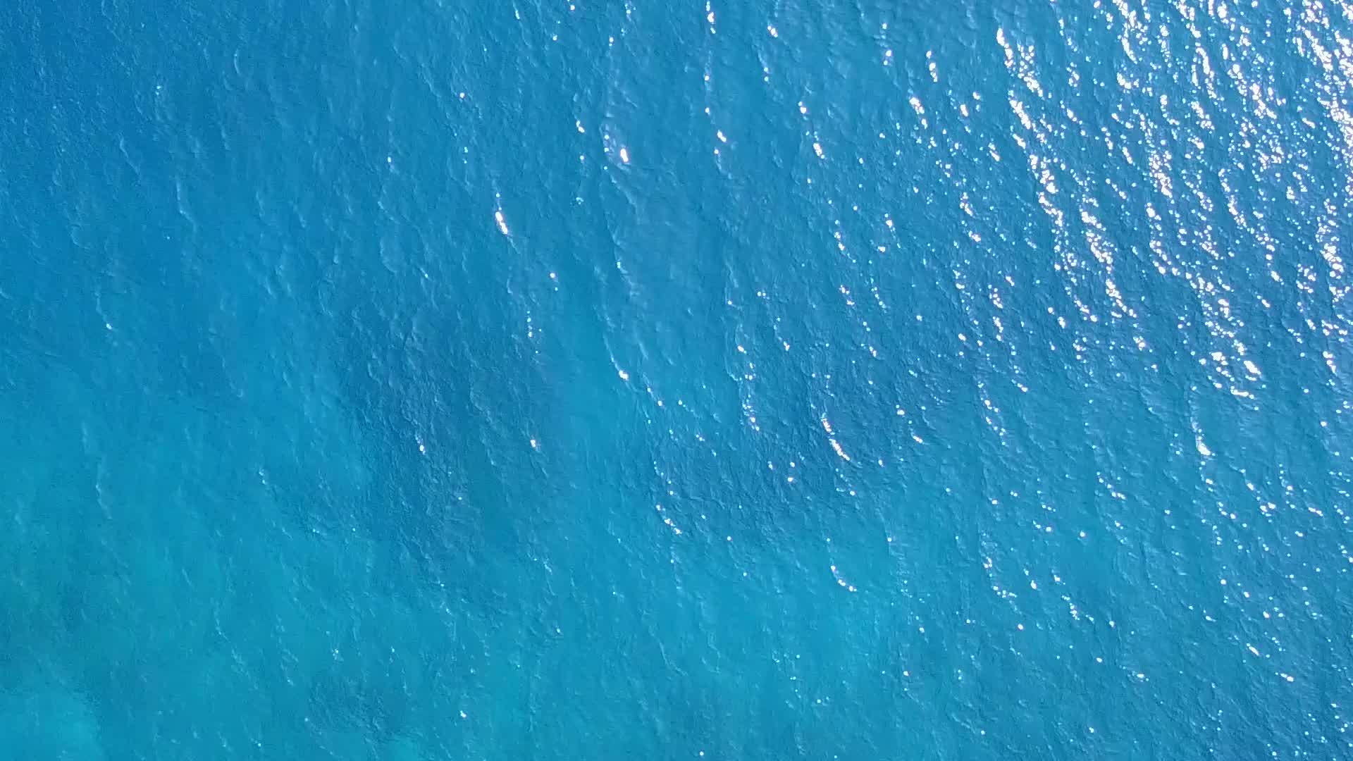 热带岛屿的浪漫纹理在海浪附近有一个白色的海滩背景视频的预览图