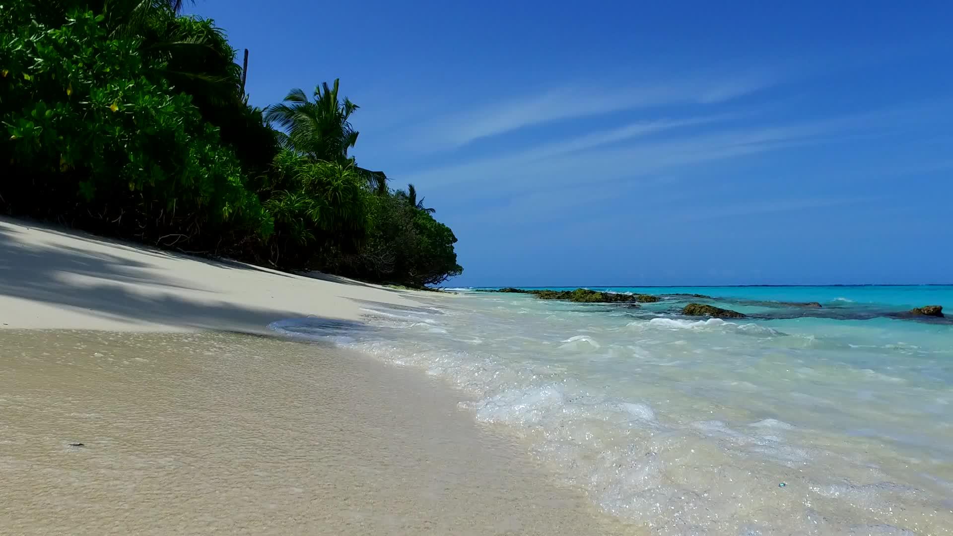 珊瑚礁附近明亮的沙子背景浅海异国海景海滩之旅视频的预览图