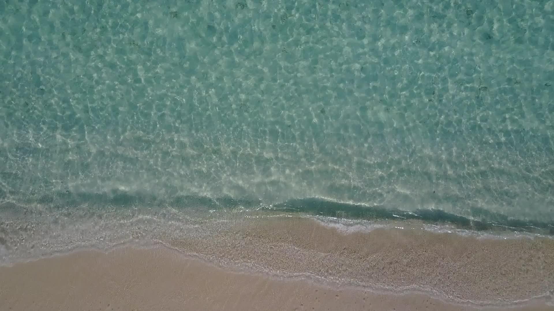蓝色的海洋和白色的海滩背景阳光明媚的风景海浪相似视频的预览图