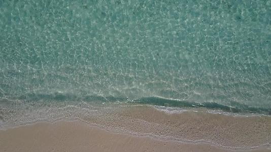 蓝色的海洋和白色的海滩背景阳光明媚的风景海浪相似视频的预览图