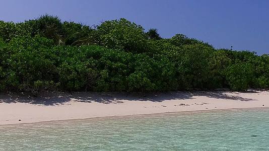 蓝海海洋湾海滩生活方式的阳光旅游视频的预览图