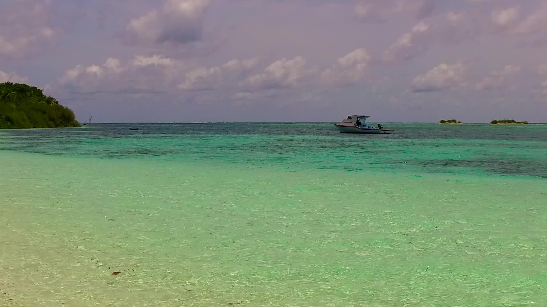 美丽的海湾海滩生活方式靠近海平面和白色沙滩视频的预览图