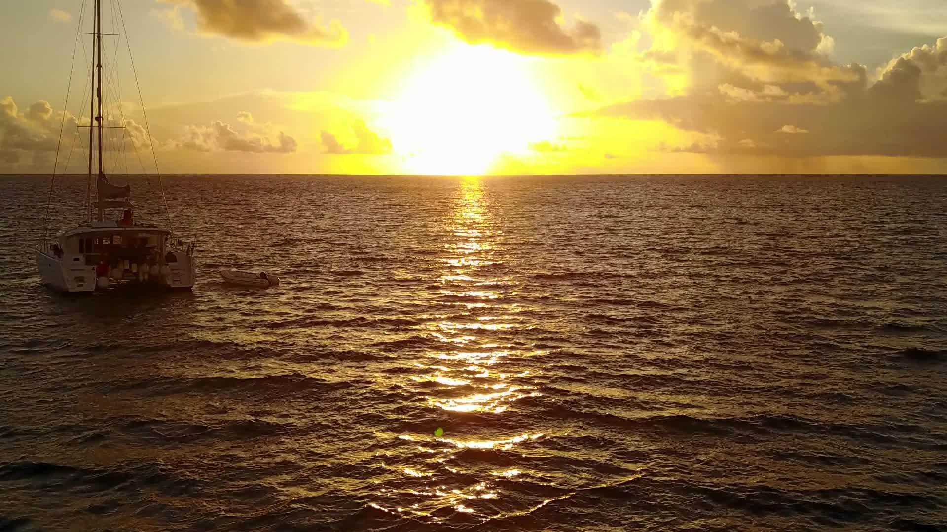 远近冲浪时有一个干净的蓝色海滩背景完美的海岸海滩旅游视频的预览图