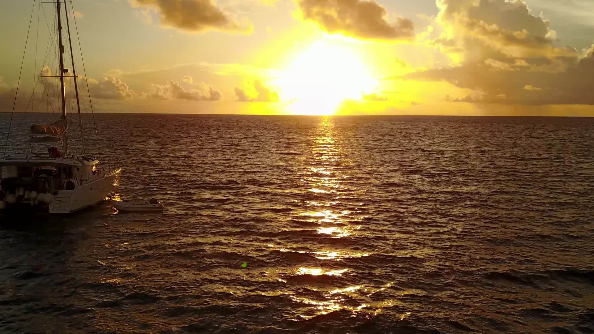 环礁附近有白沙背景的安静旅游海滩假日浪漫主义视频的预览图