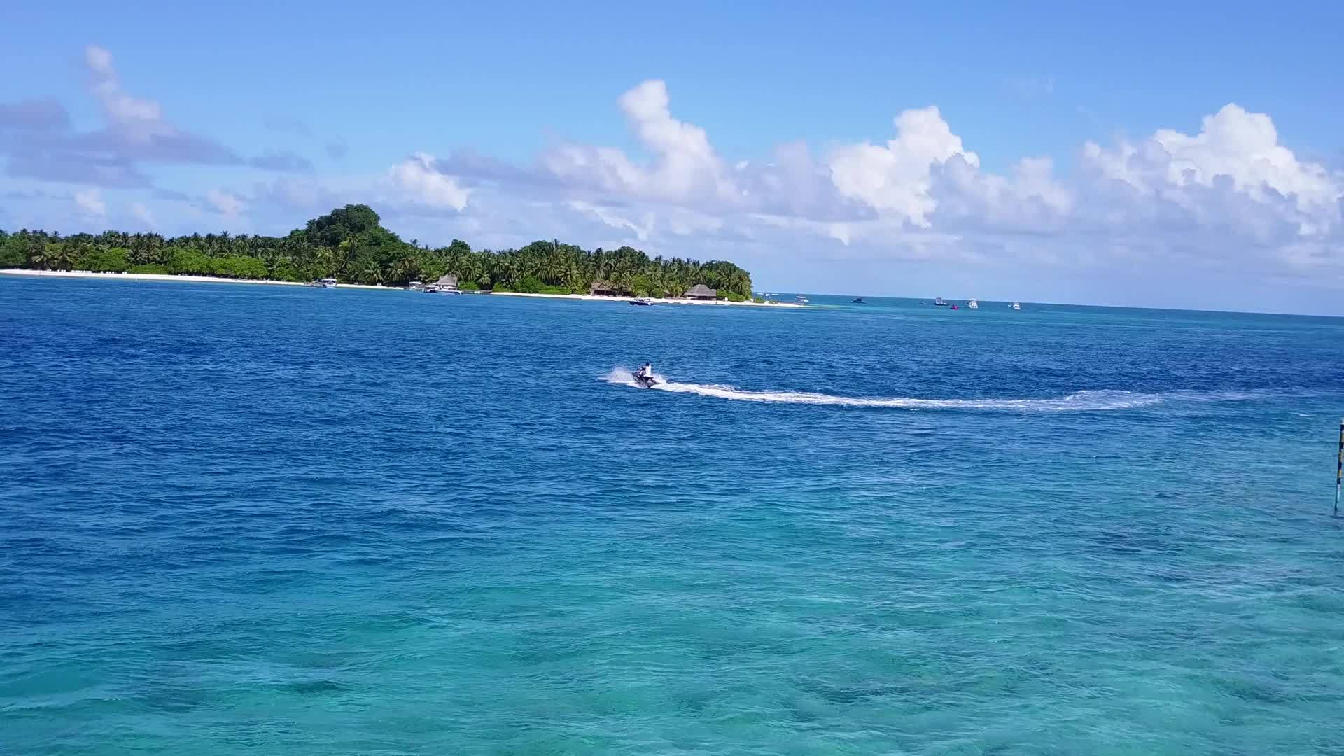 蓝色环礁和白色沙滩冒险日落前的蓝色环礁和白色沙滩视频的预览图