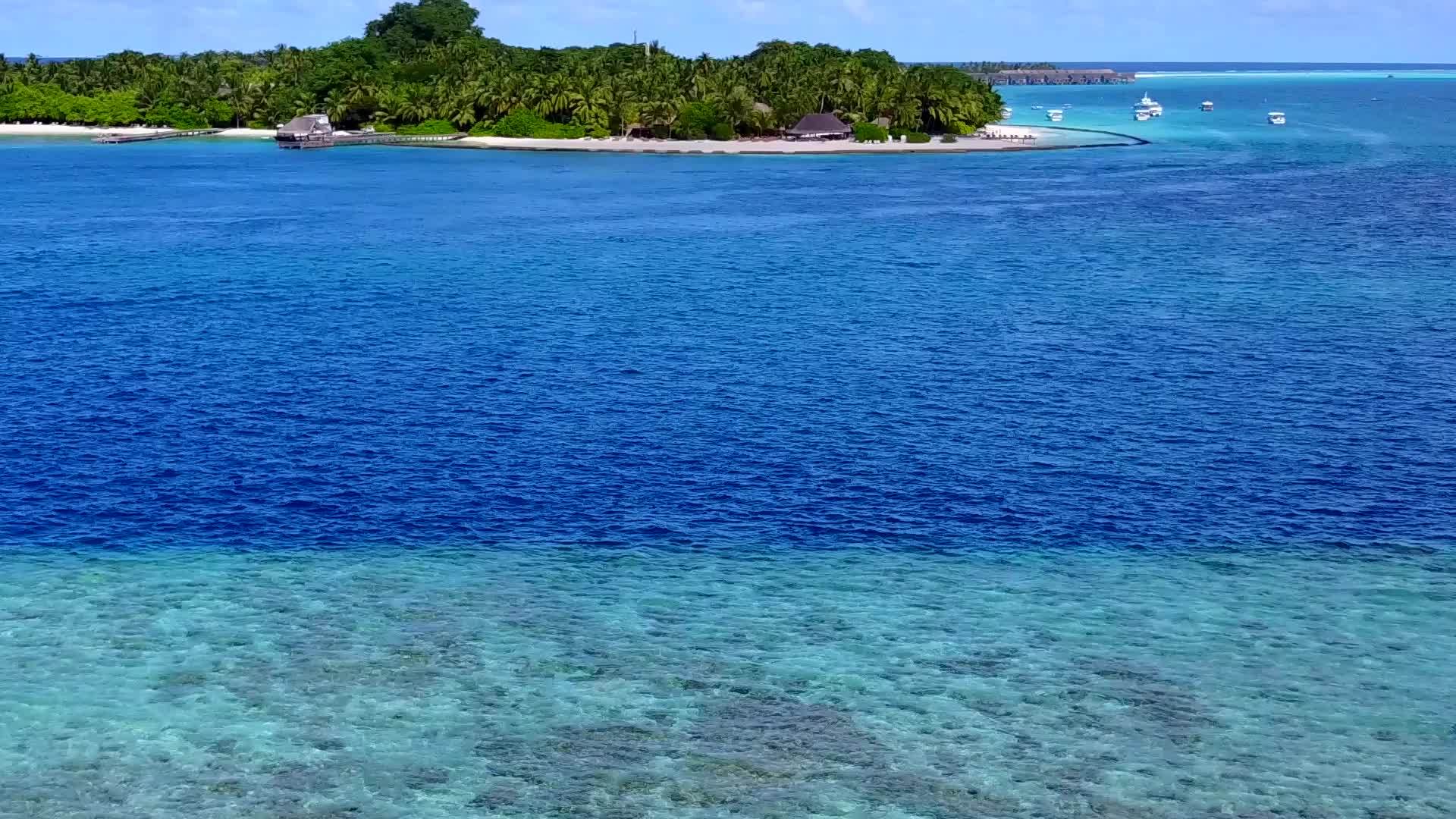 在海浪附近使用透明的海洋和白色的海滩背景视频的预览图