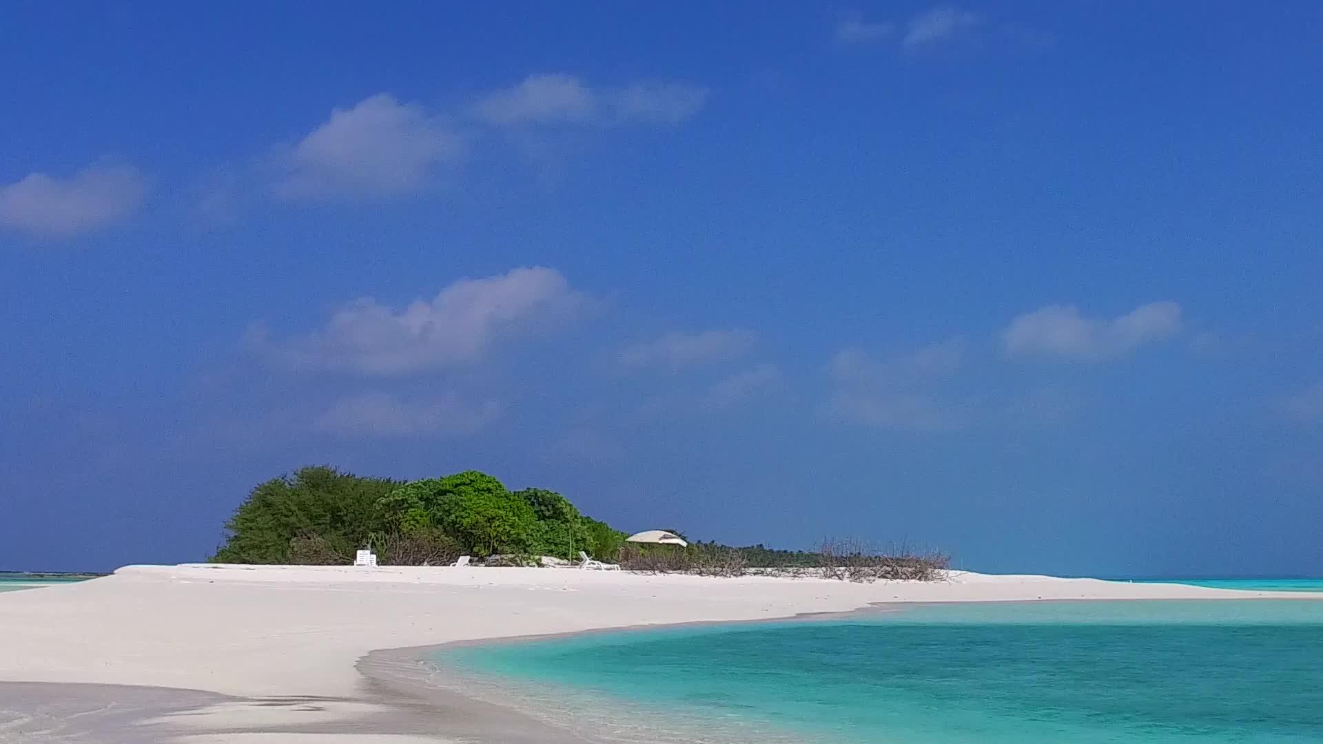 天堂海滩时间基于蓝水和海滩附近的白沙土背景视频的预览图