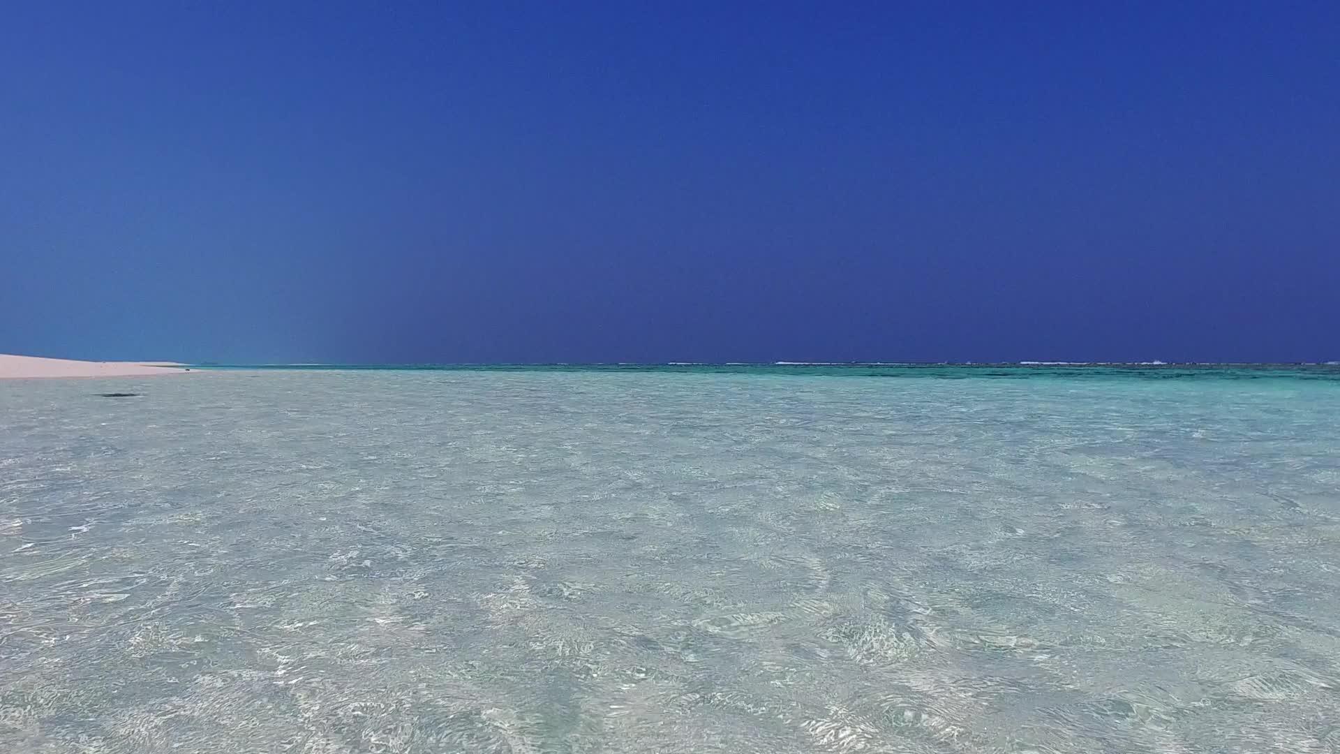 异国情调的海滩生活方式以蓝海和沙洲附近的白沙为背景视频的预览图