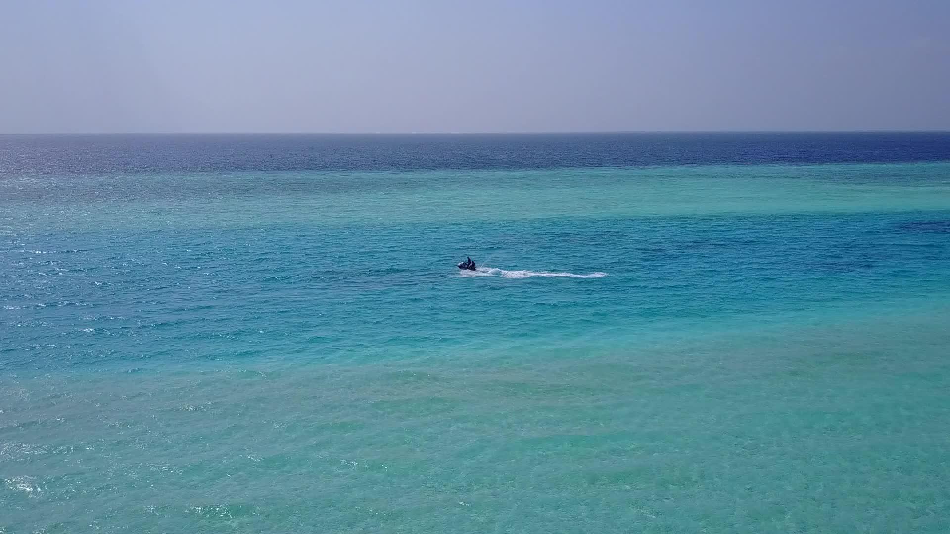 阳光下明亮的沙色背景透明的海洋田园诗般的旅游海滩时间视频的预览图