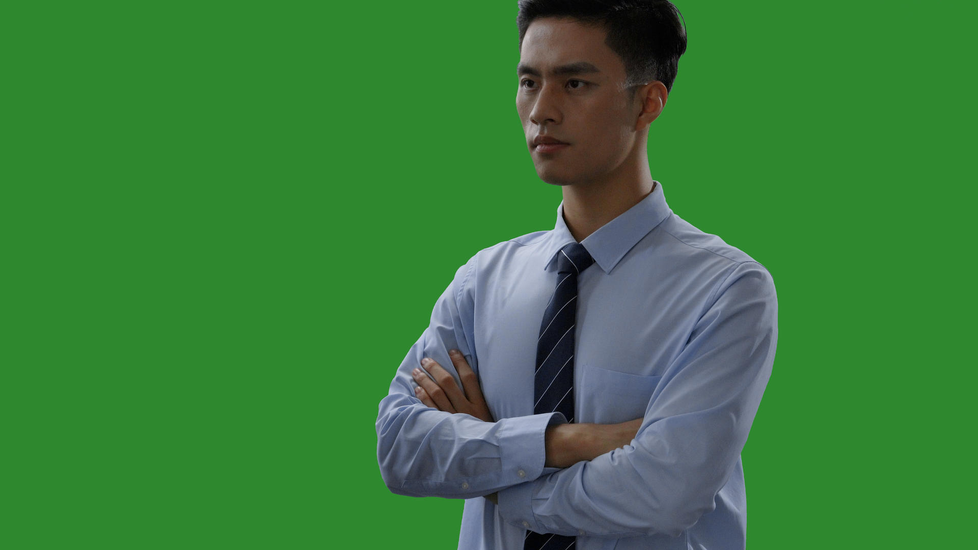 4k绿幕合成抠像商务男性抱胸动作旋转视频视频的预览图