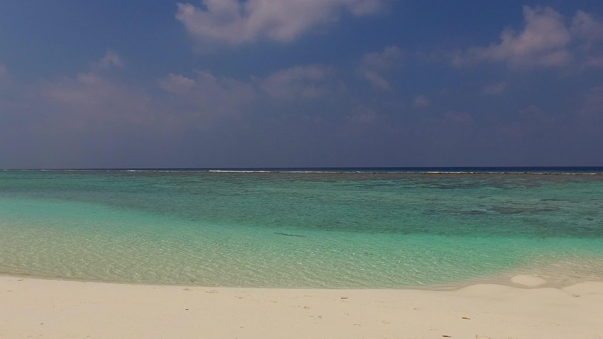 度假村附近的蓝海沙背景完美旅游海滩之旅日间全景视频的预览图