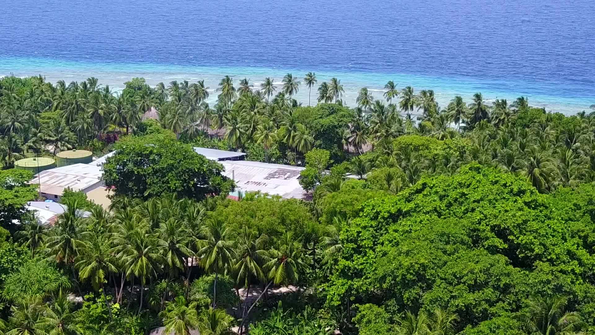 热带旅游海滩生活方式：度假村附近的蓝绿海和白色沙滩视频的预览图